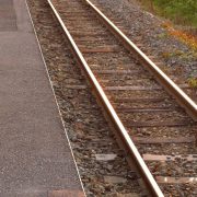 駅のホームと線路